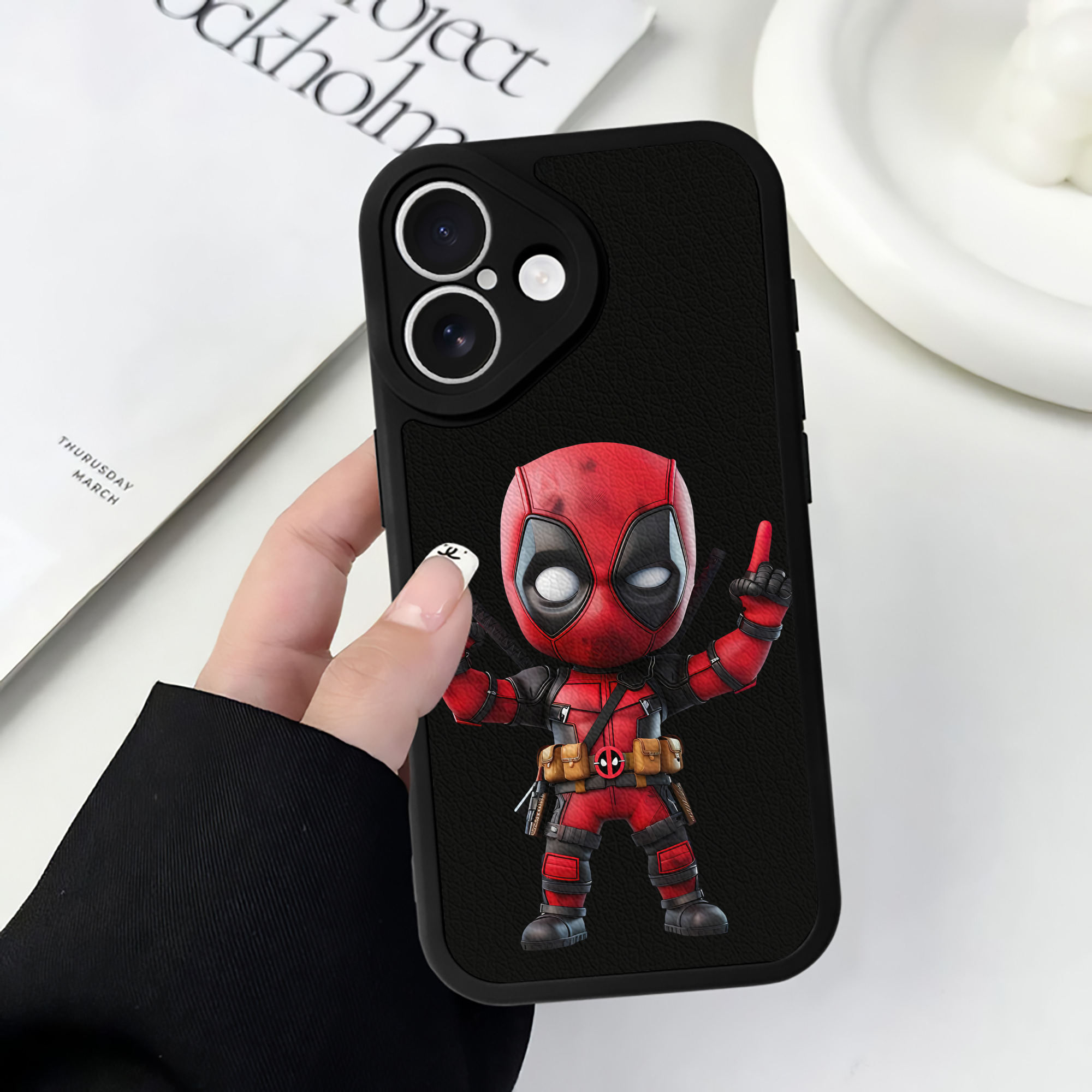 （画像用） Deadpool デッドプール 【iPhone 16シリーズ対応】シリコンスマホケース（レザー調） 材質：シリコン